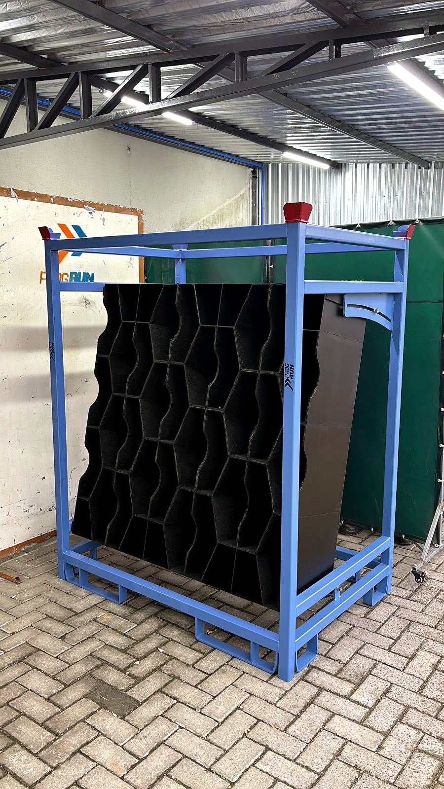Rack tipo gaiola para painéis